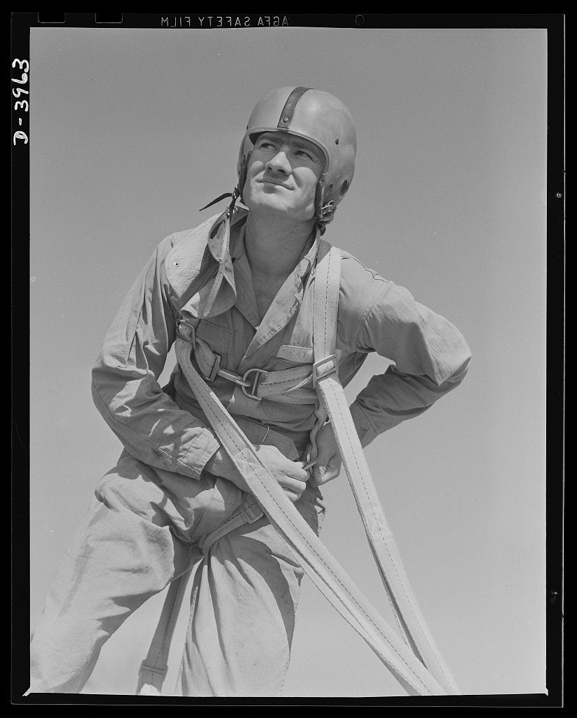 Élève parachutiste américain à Fort Benning, avril 1942. Alfred T. Palmer, Office of War Information, Library of Congress, FSA/OWI, LC-USE6-D-003963. Domaine public.