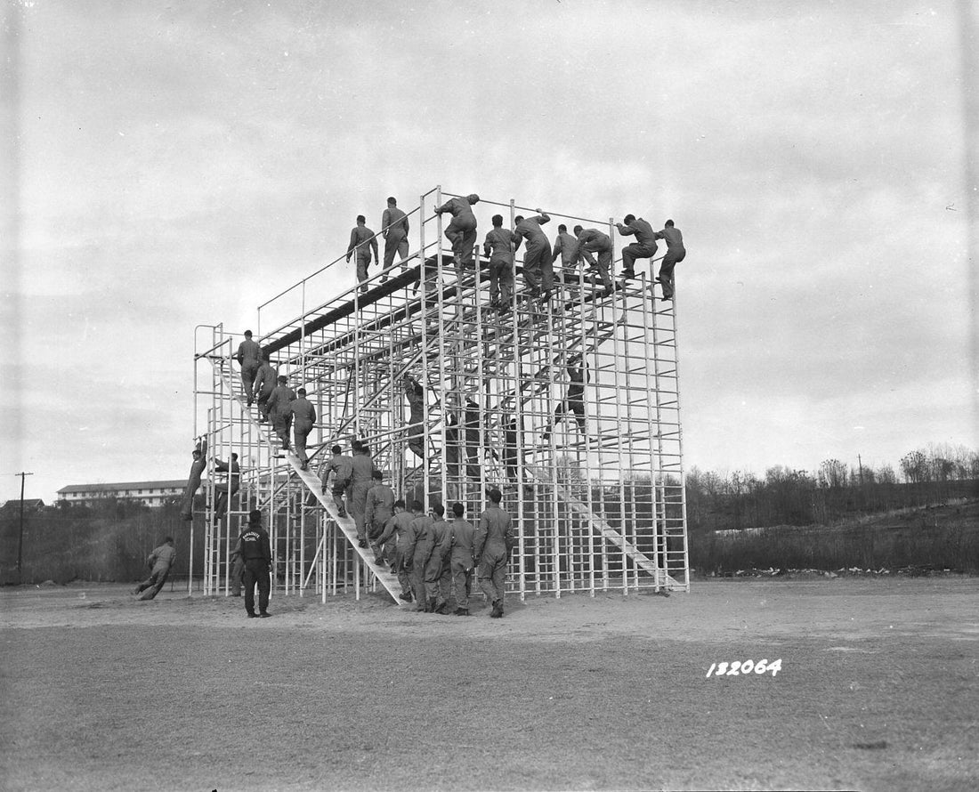 Élèves de la Parachute School sur le tranasium, Fort Benning, 5 février 1942. U.S. Army Signal Corps, National Archives, RG 111-SC-132064. Domaine public.