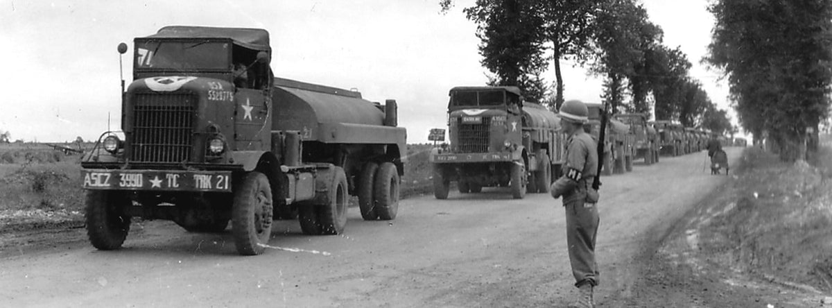 Convoi de citernes du 3990th Quartermaster Truck Company, septembre 1944. U.S. Army Signal Corps. Domaine public.
