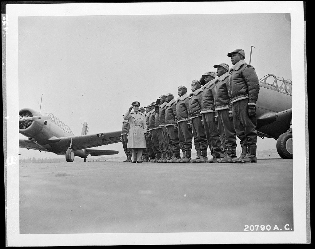 Cadets aviateurs de l'école de Tuskegee passés en revue par le major James A. Ellison, Alabama, 23 janvier 1942. U.S. Army Signal Corps, Library of Congress, FSA/OWI, LC-USF34-007952. Domaine public.