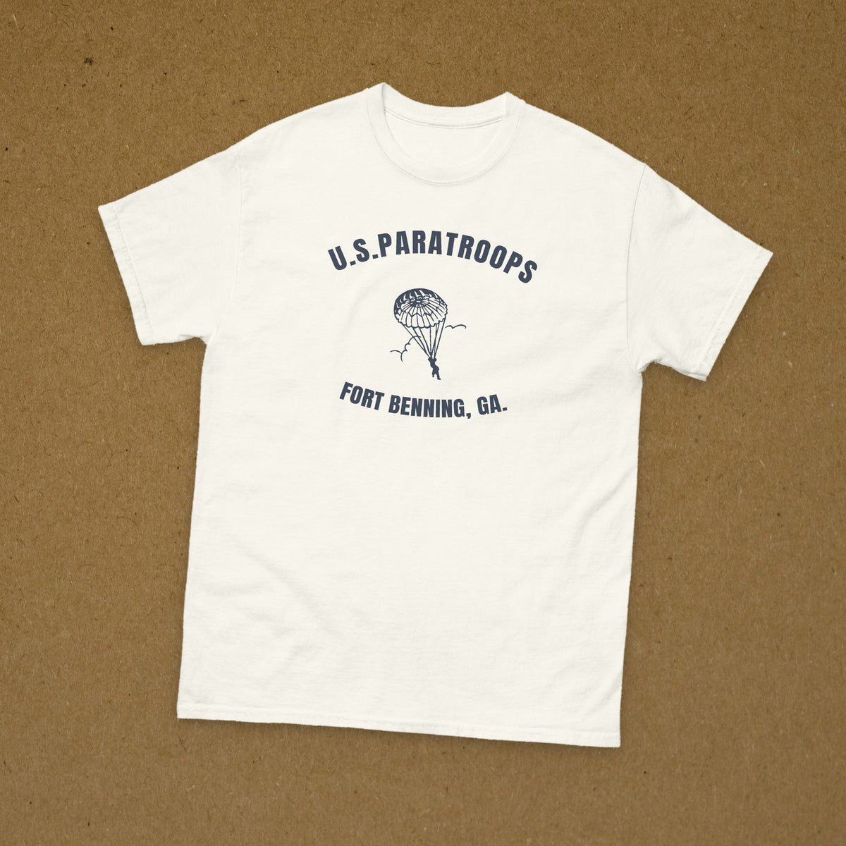 T-shirt blanc imprimé U.S. Paratroops Fort Benning, Géorgie, au parachute, reproduction WW2, à plat sur fond kraft
