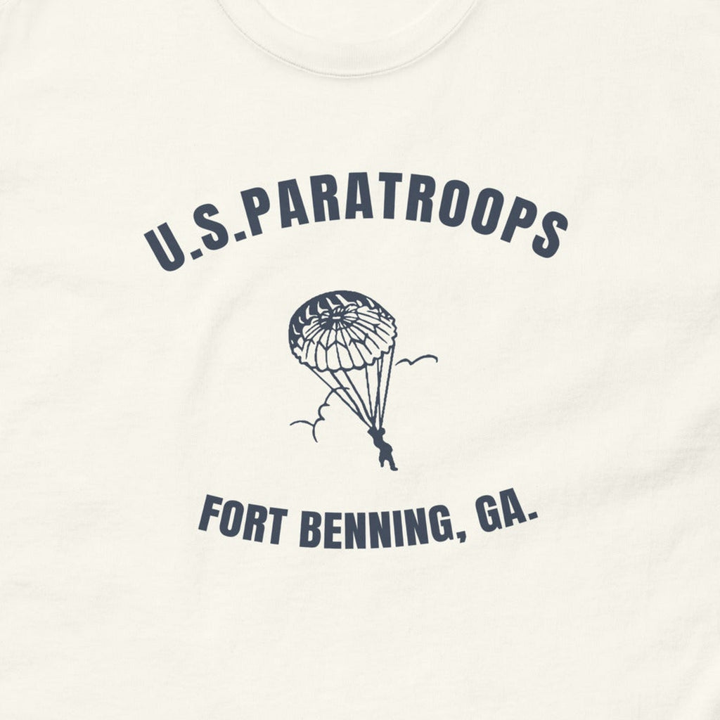 T-shirt blanc imprimé U.S. Paratroops Fort Benning, Géorgie, au parachute, reproduction WW2, gros plan du marquage