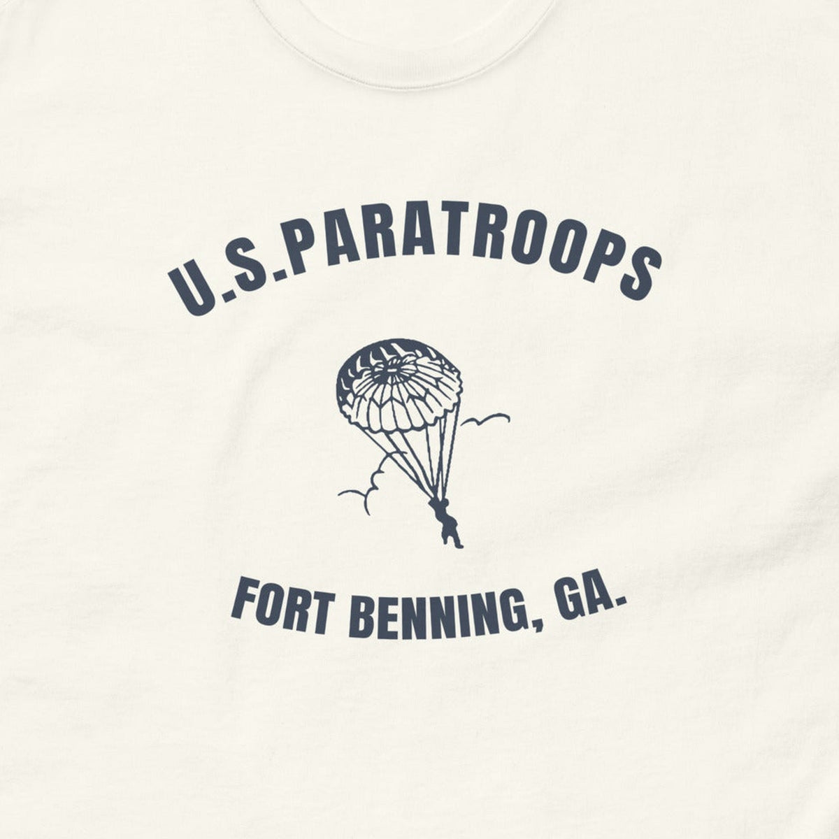 T-shirt blanc imprimé U.S. Paratroops Fort Benning, Géorgie, au parachute, reproduction WW2, gros plan du marquage