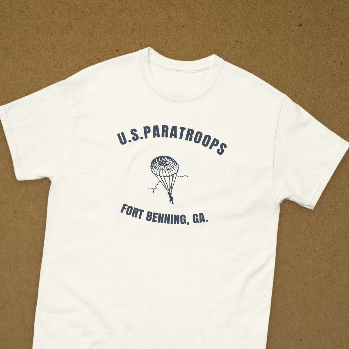 T-shirt blanc imprimé U.S. Paratroops Fort Benning, Géorgie, au parachute, reproduction WW2, vue rapprochée