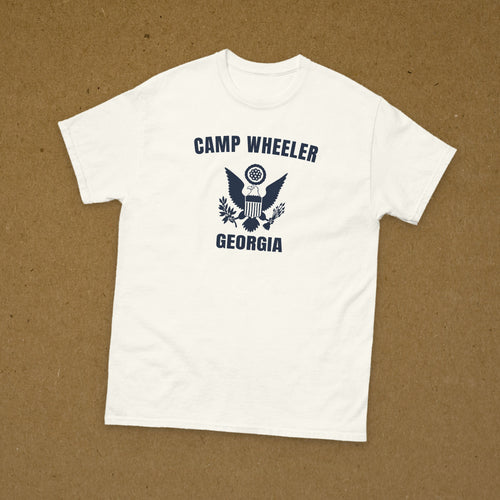 T-shirt blanc imprimé Camp Wheeler, Géorgie, au grand sceau, reproduction WW2, à plat sur fond kraft