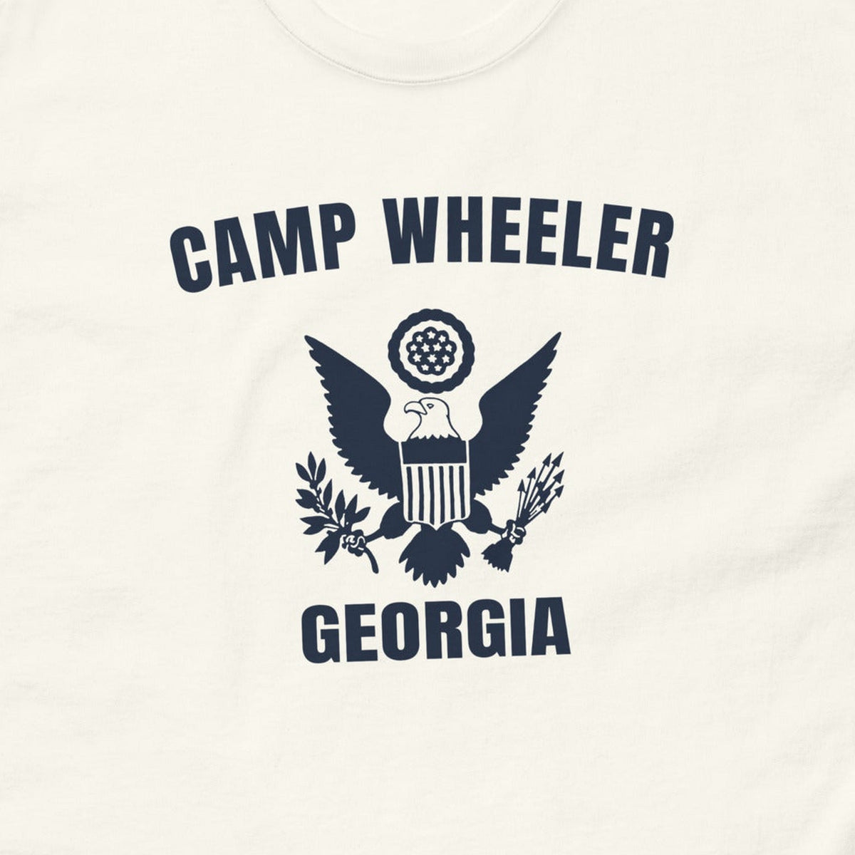 T-shirt blanc imprimé Camp Wheeler, Géorgie, au grand sceau, reproduction WW2, gros plan du marquage