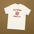 T-shirt blanc imprimé en rouge Fort Simonds, Jamaica B.W.I., au grand sceau, reproduction WW2, à plat sur fond kraft