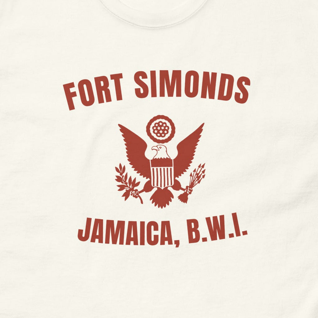 T-shirt blanc imprimé en rouge Fort Simonds, Jamaica B.W.I., au grand sceau, reproduction WW2, gros plan du marquage