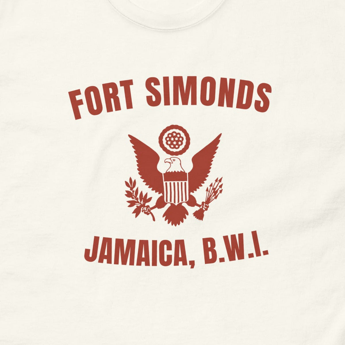 T-shirt blanc imprimé en rouge Fort Simonds, Jamaica B.W.I., au grand sceau, reproduction WW2, gros plan du marquage