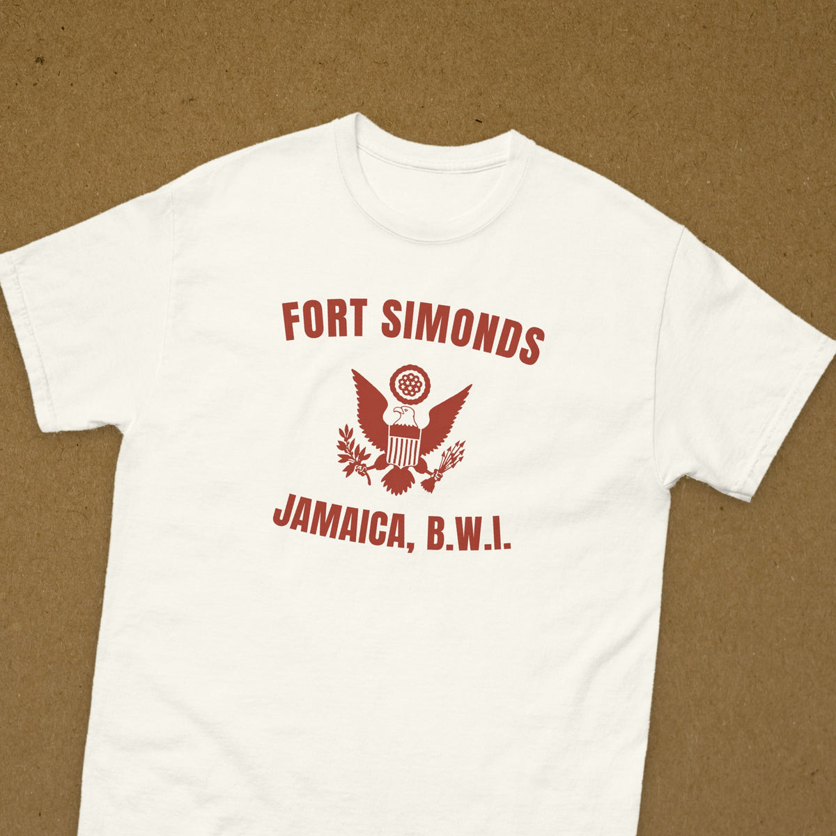 T-shirt blanc imprimé en rouge Fort Simonds, Jamaica B.W.I., au grand sceau, reproduction WW2, vue rapprochée
