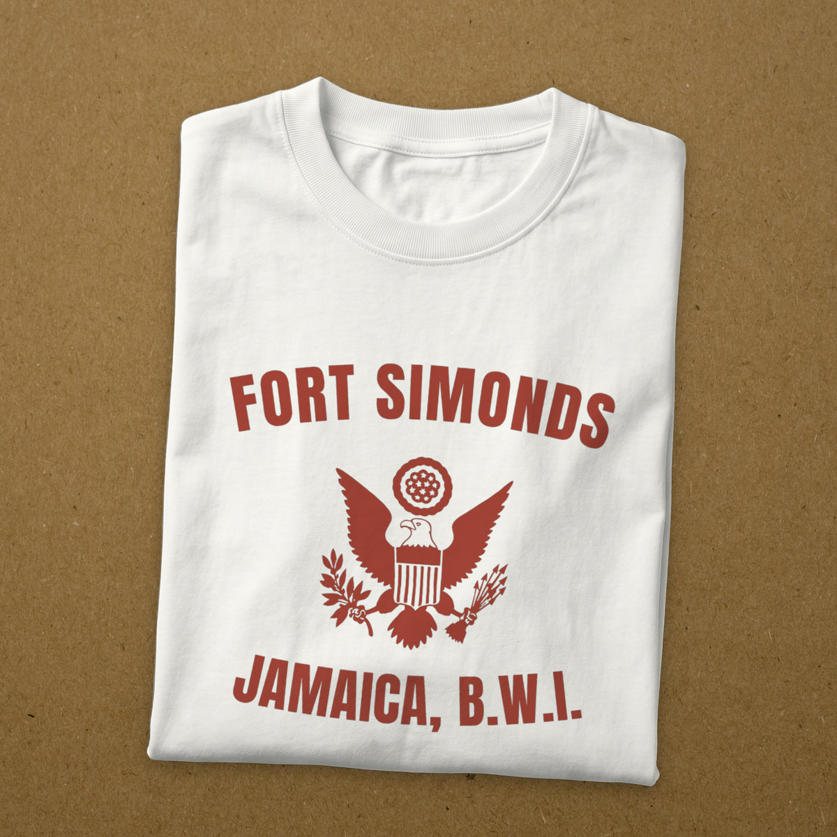 T-shirt blanc imprimé en rouge Fort Simonds, Jamaica B.W.I., au grand sceau, reproduction WW2, t-shirt plié