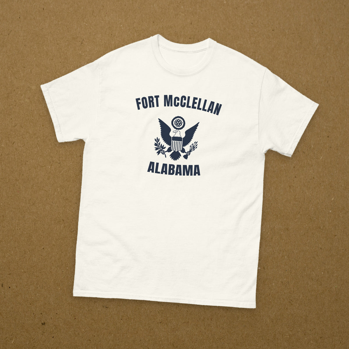 T-shirt blanc imprimé Fort McClellan, Alabama, au grand sceau, reproduction WW2, à plat sur fond kraft