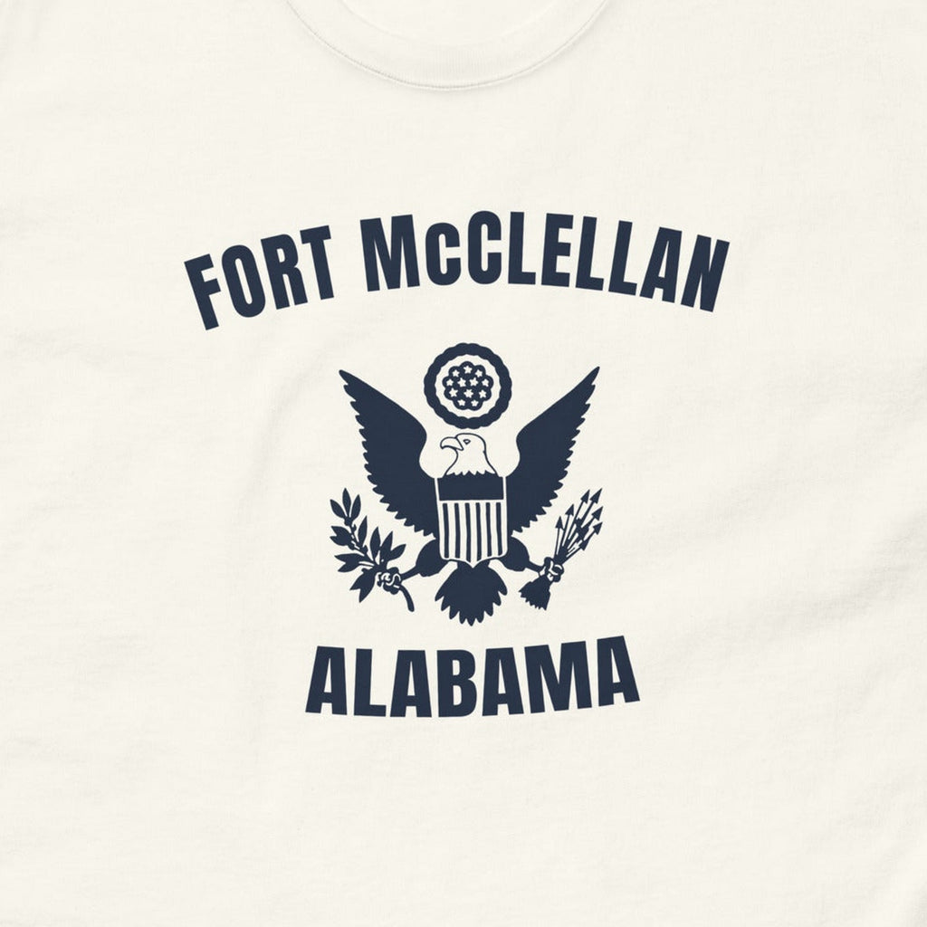 T-shirt blanc imprimé Fort McClellan, Alabama, au grand sceau, reproduction WW2, gros plan du marquage