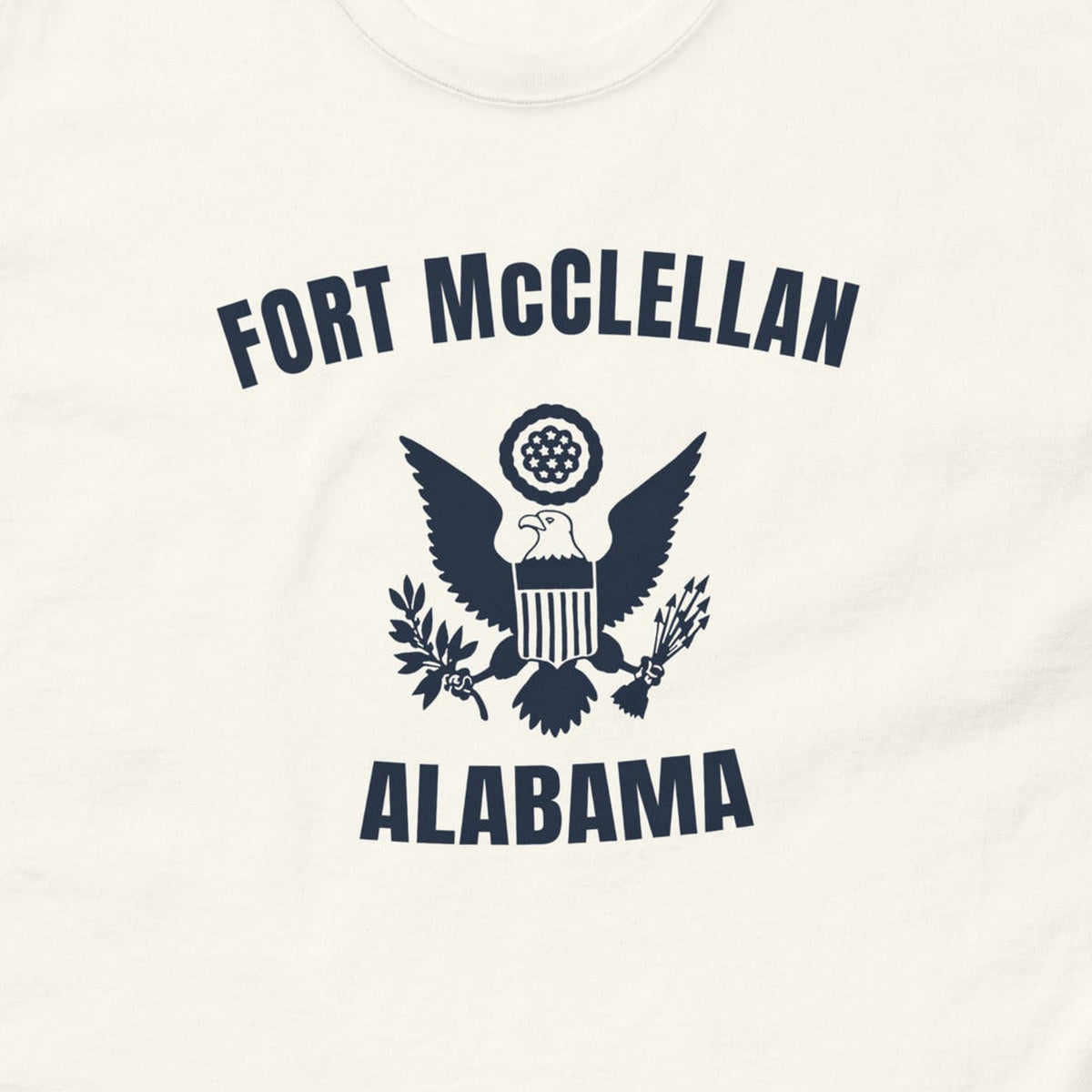 T-shirt blanc imprimé Fort McClellan, Alabama, au grand sceau, reproduction WW2, gros plan du marquage