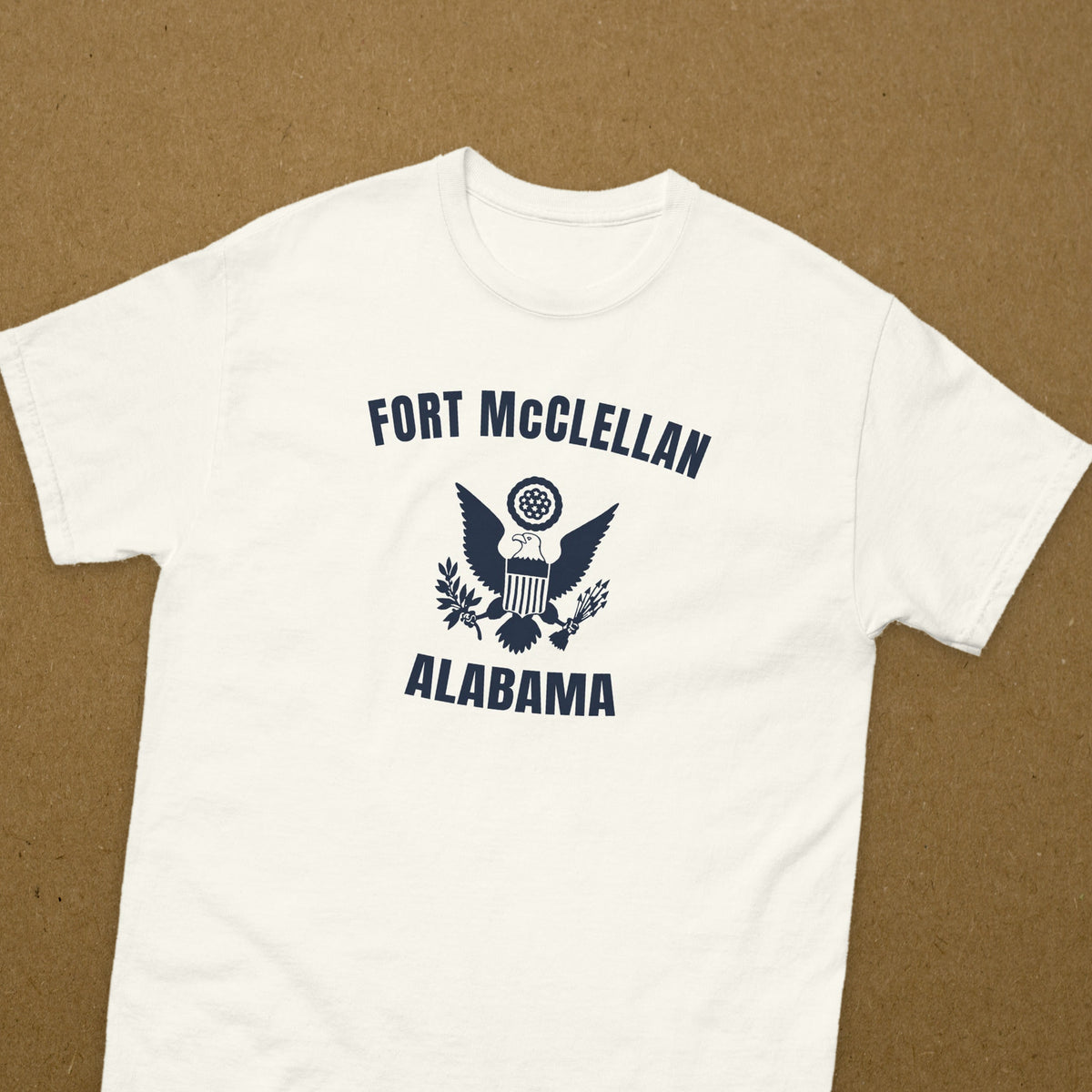 T-shirt blanc imprimé Fort McClellan, Alabama, au grand sceau, reproduction WW2, vue rapprochée