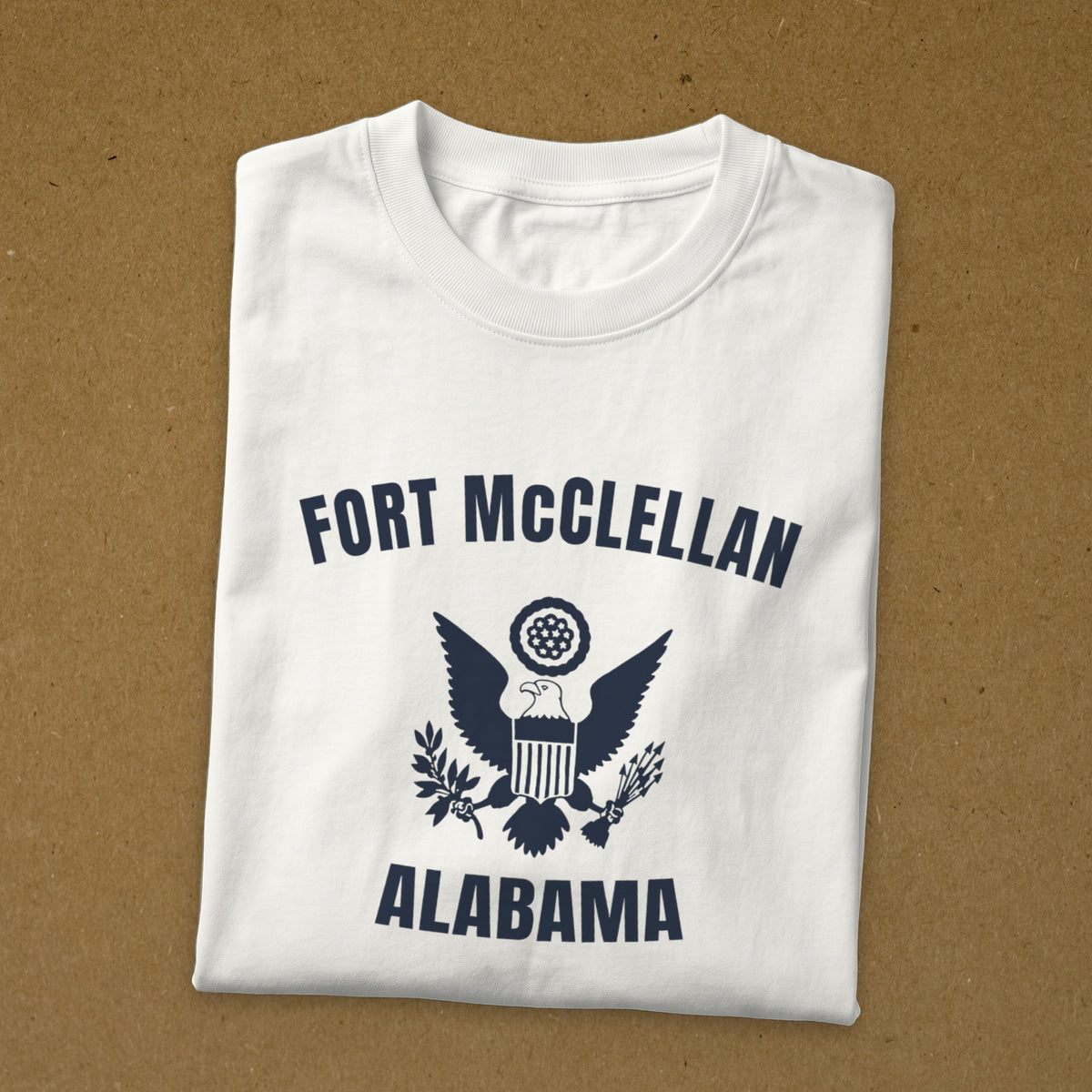 T-shirt blanc imprimé Fort McClellan, Alabama, au grand sceau, reproduction WW2, t-shirt plié