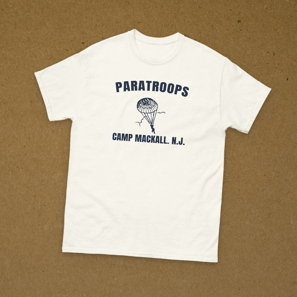 T-shirt blanc imprimé Paratroops Camp Mackall, au parachute ouvert, reproduction WW2, à plat sur fond kraft