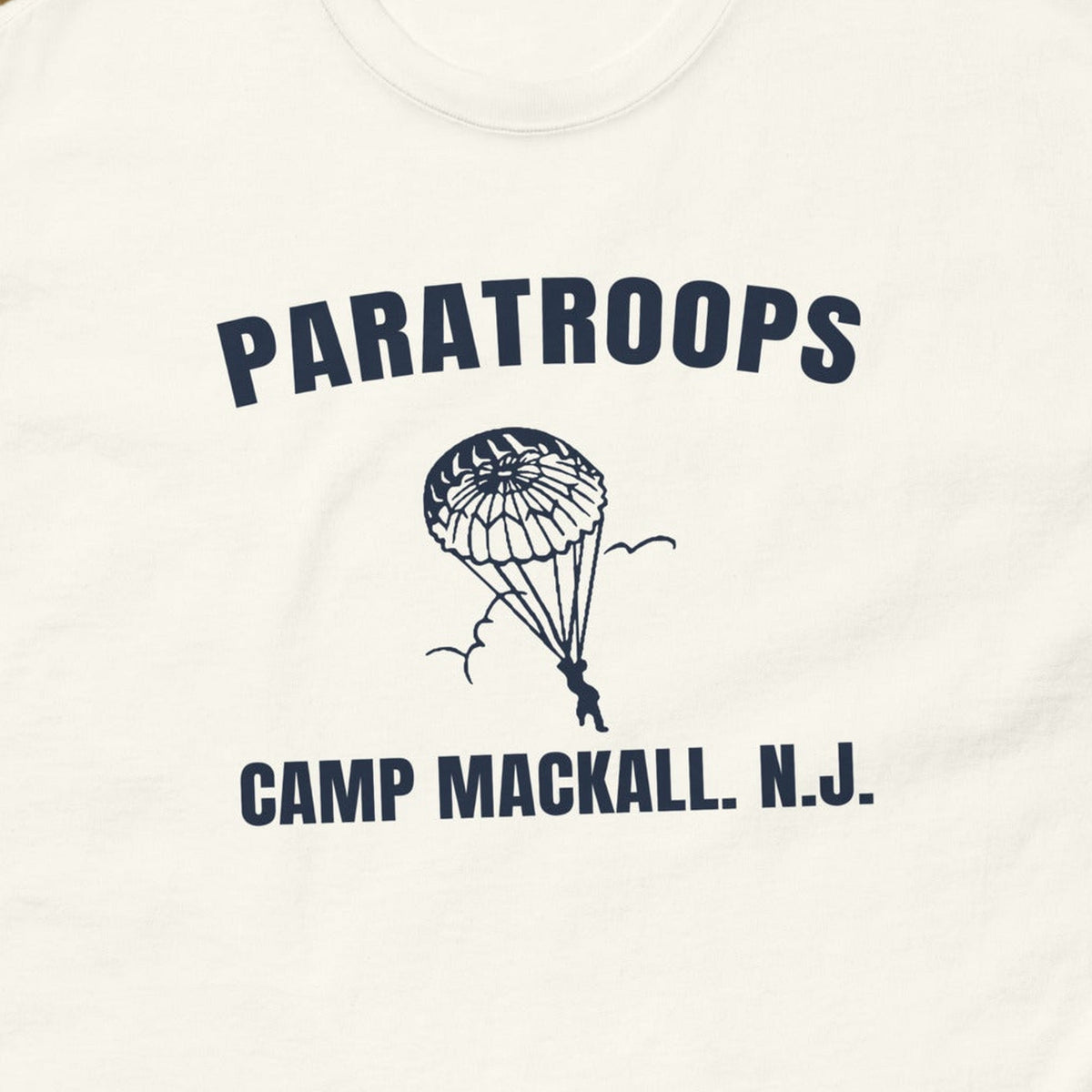 T-shirt blanc imprimé Paratroops Camp Mackall, au parachute ouvert, reproduction WW2, gros plan du marquage