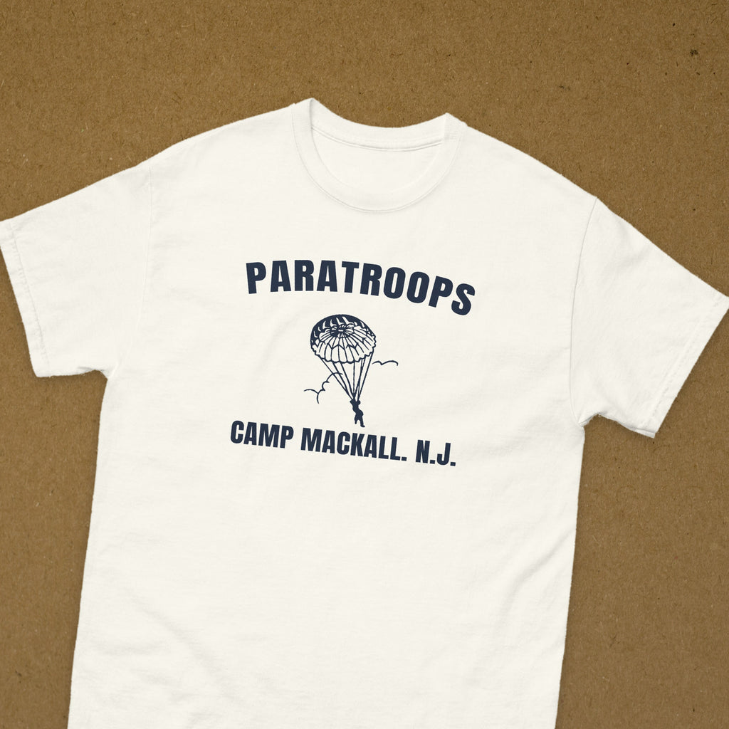 T-shirt blanc imprimé Paratroops Camp Mackall, au parachute ouvert, reproduction WW2, vue rapprochée