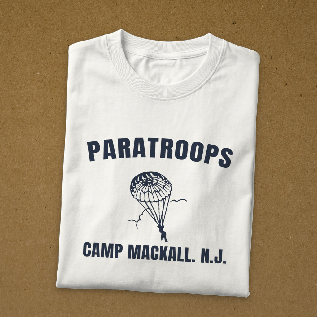 T-shirt blanc imprimé Paratroops Camp Mackall, au parachute ouvert, reproduction WW2, t-shirt plié