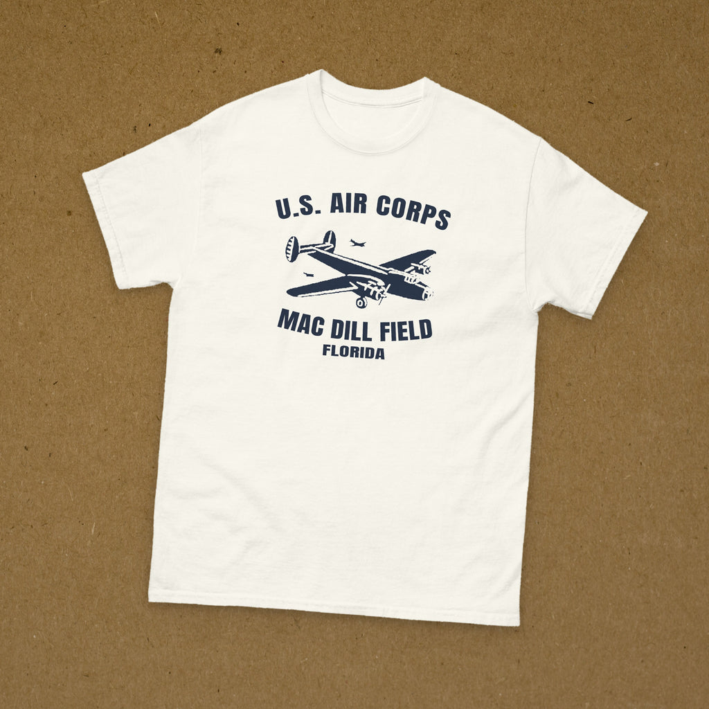 T-shirt blanc imprimé U.S. Air Corps MacDill Field, Floride, au bombardier bimoteur, reproduction WW2, à plat sur fond kraft