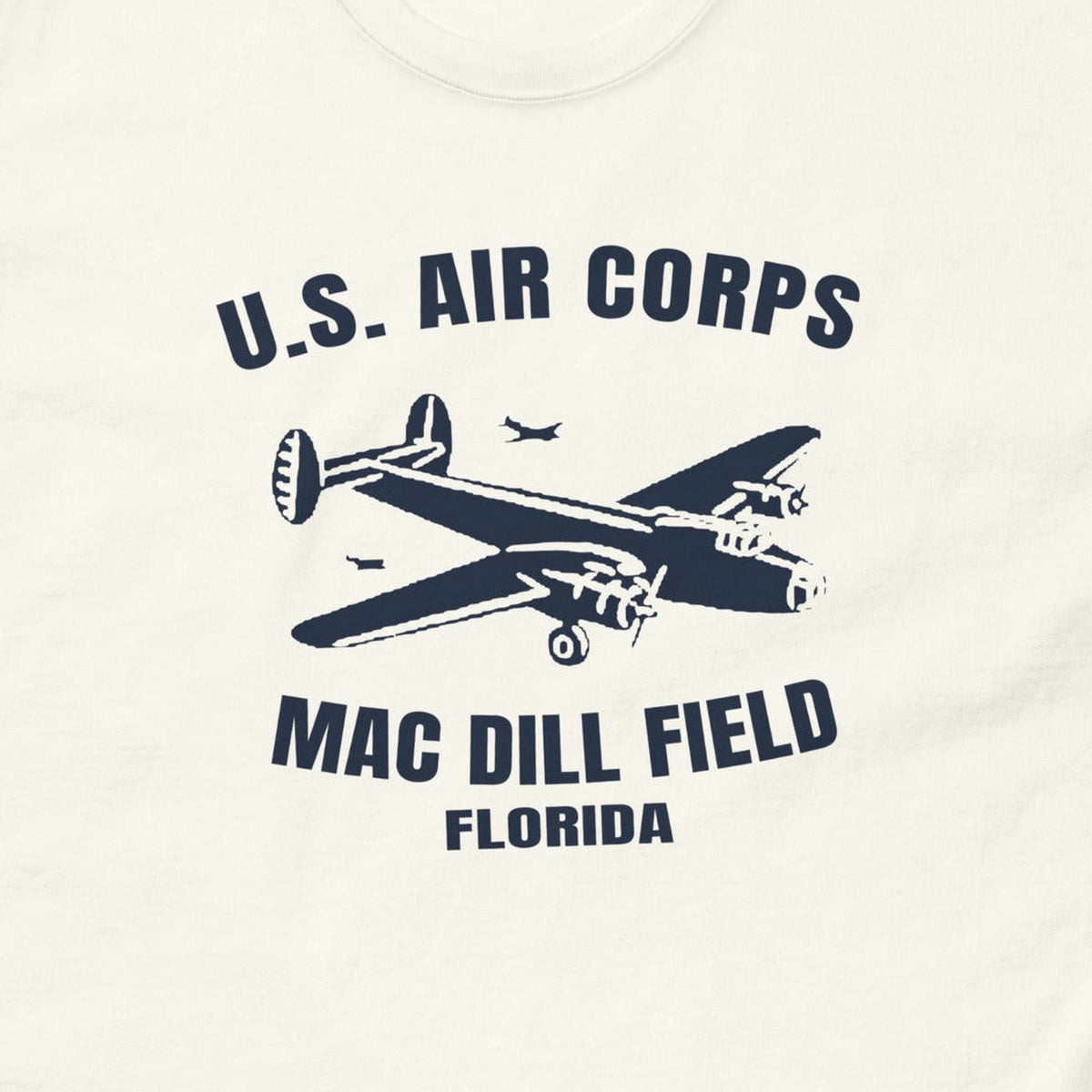 T-shirt blanc imprimé U.S. Air Corps MacDill Field, Floride, au bombardier bimoteur, reproduction WW2, gros plan du marquage