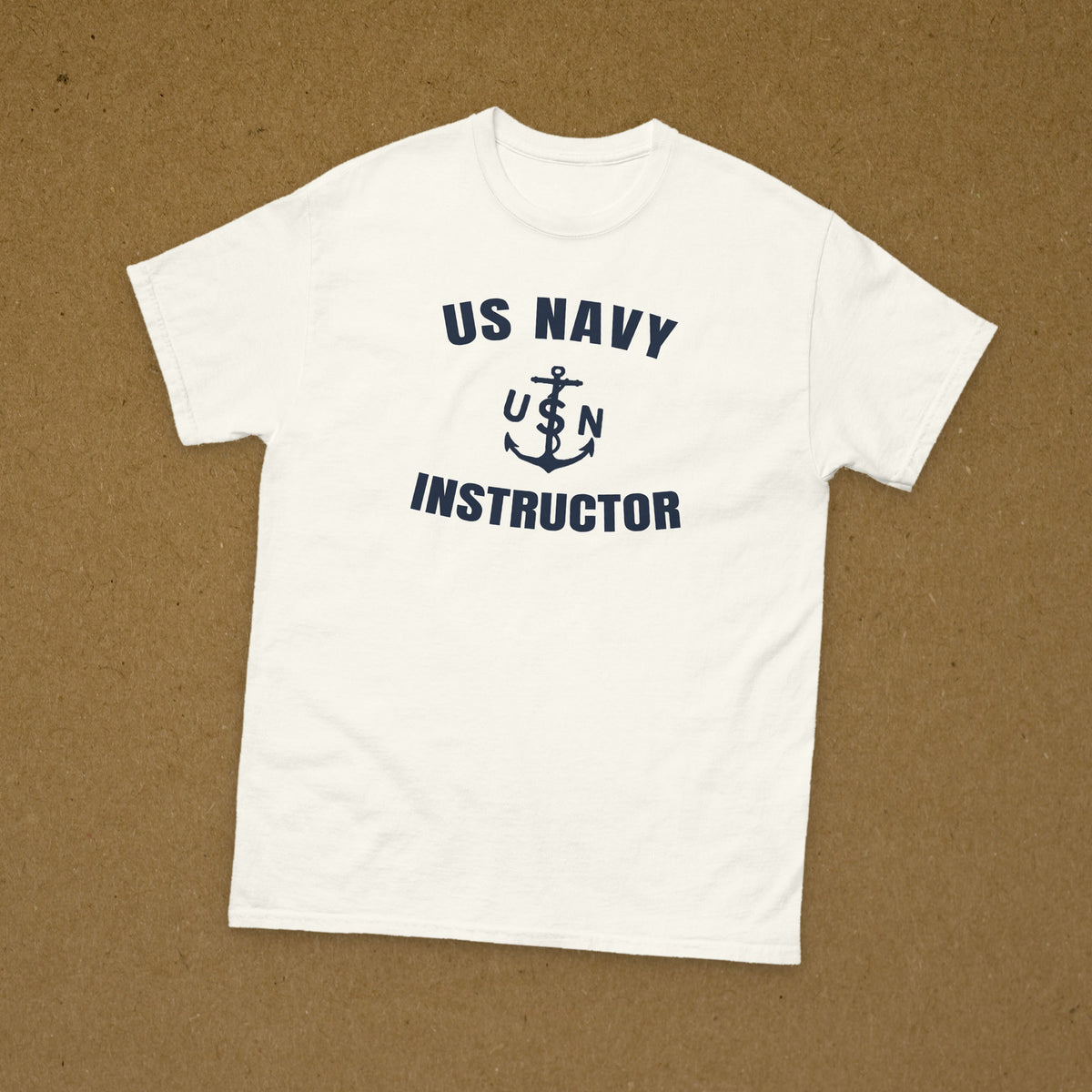 T-shirt blanc imprimé US NAVY Instructor à l'ancre marquée USN, reproduction WW2, à plat sur fond kraft