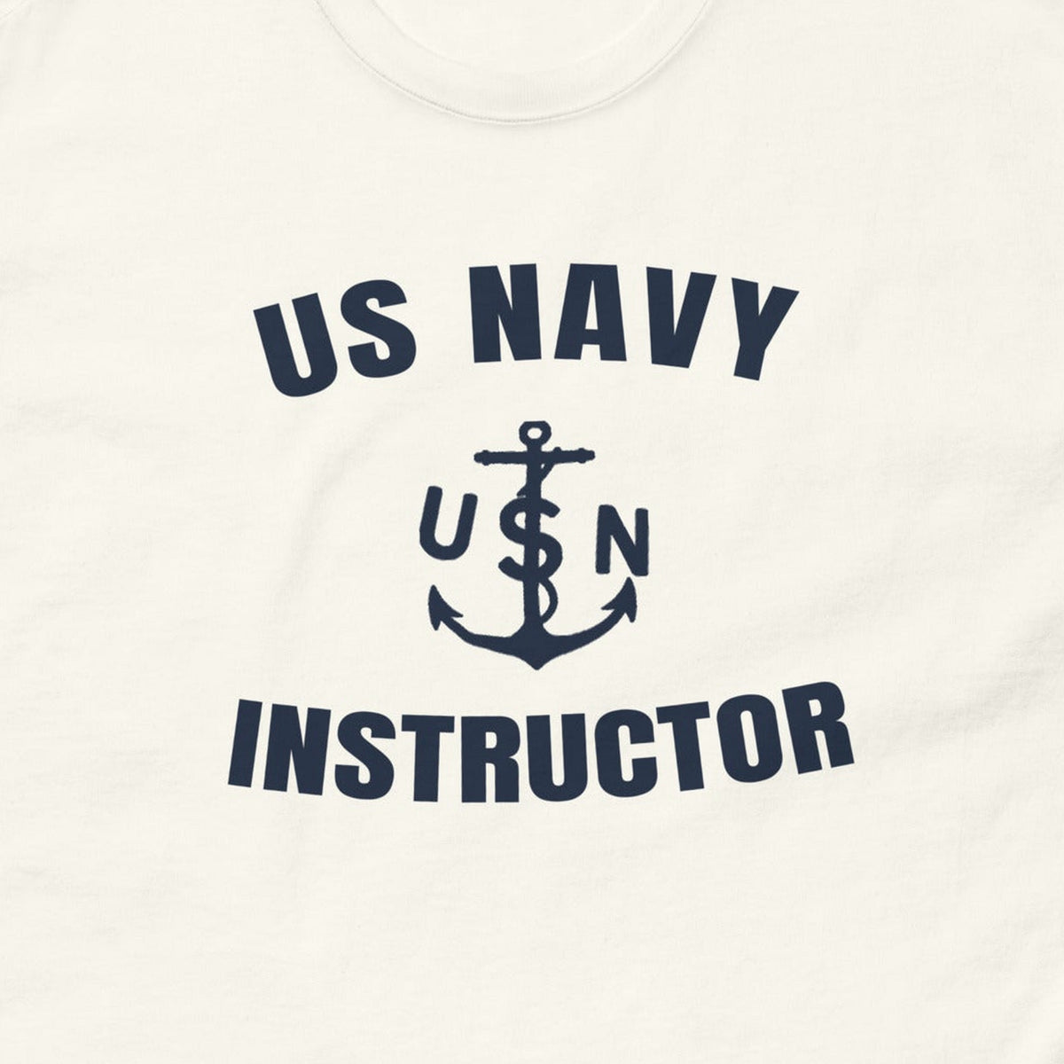 T-shirt blanc imprimé US NAVY Instructor à l'ancre marquée USN, reproduction WW2, gros plan du marquage