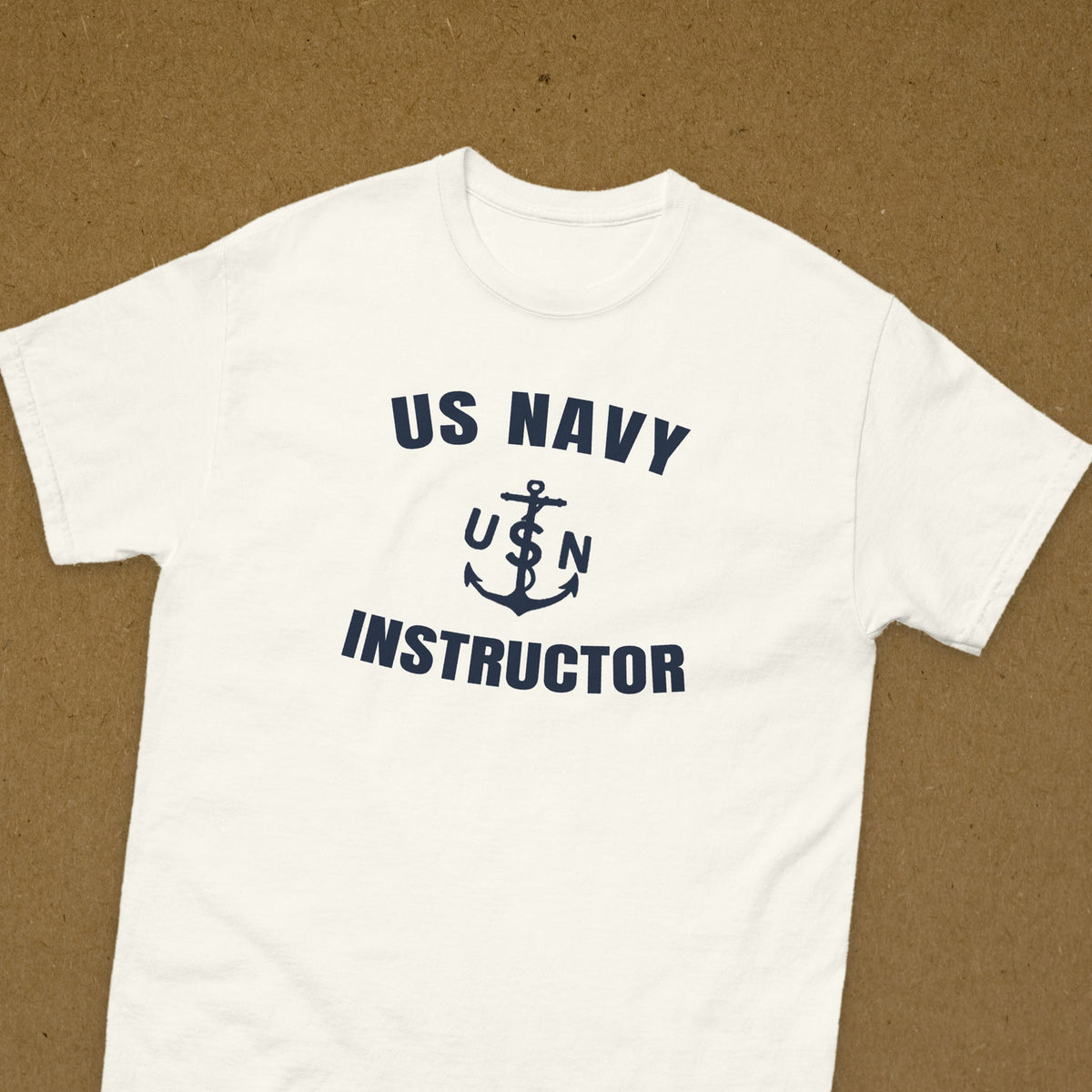 T-shirt blanc imprimé US NAVY Instructor à l'ancre marquée USN, reproduction WW2, vue rapprochée