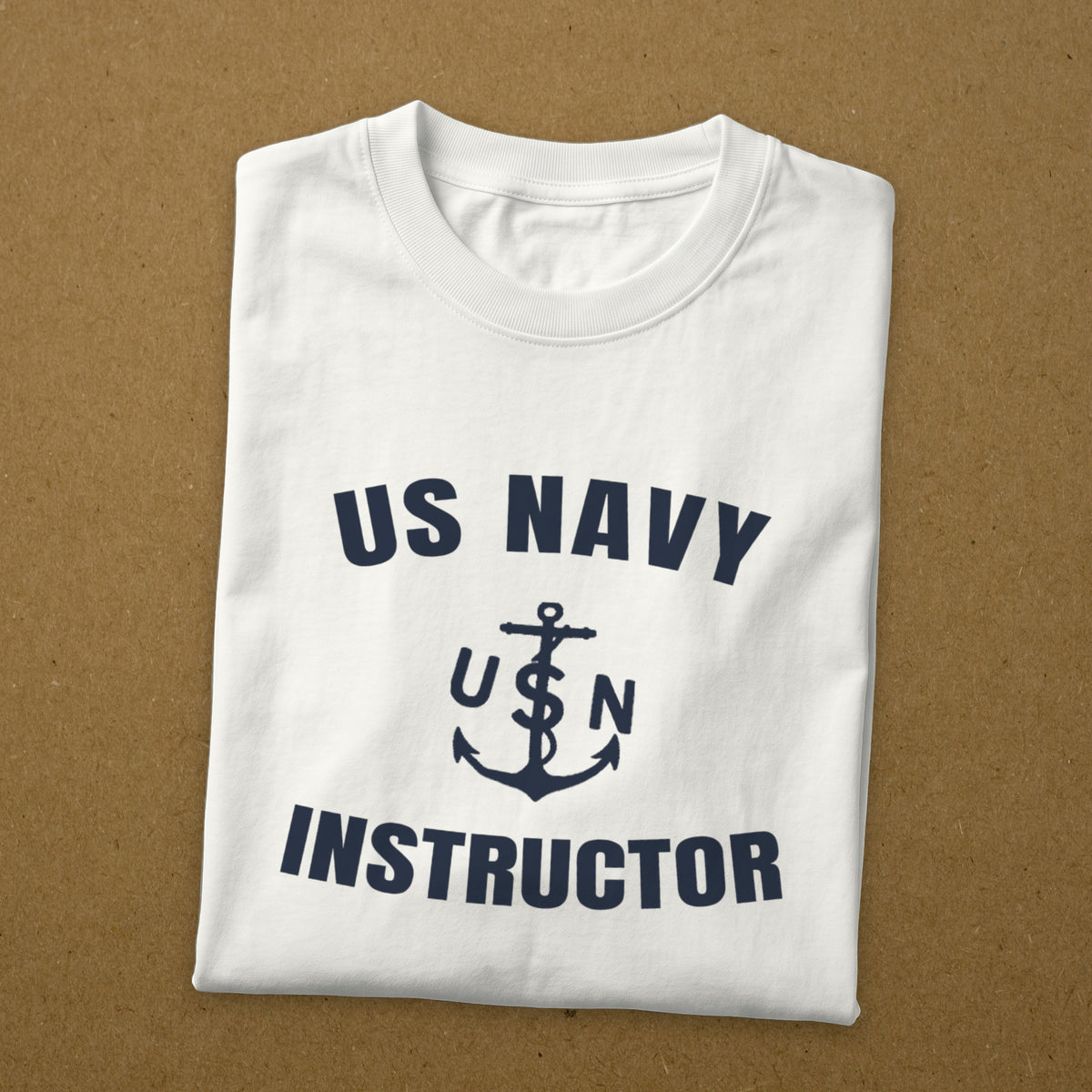 T-shirt blanc imprimé US NAVY Instructor à l'ancre marquée USN, reproduction WW2, t-shirt plié