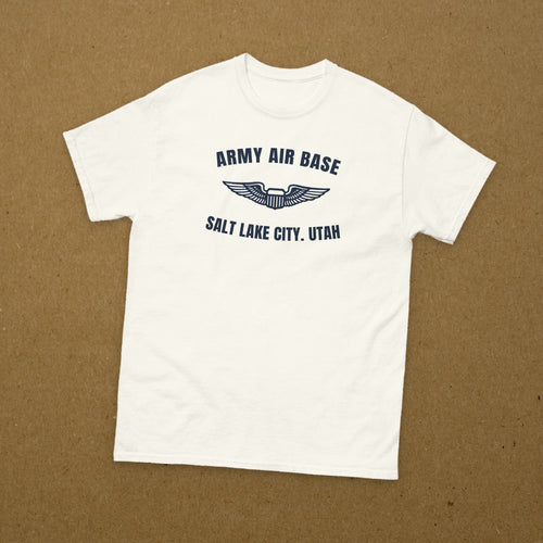 T-shirt blanc imprimé Army Air Base Salt Lake City, Utah, aux ailes de pilote, reproduction WW2, à plat sur fond kraft