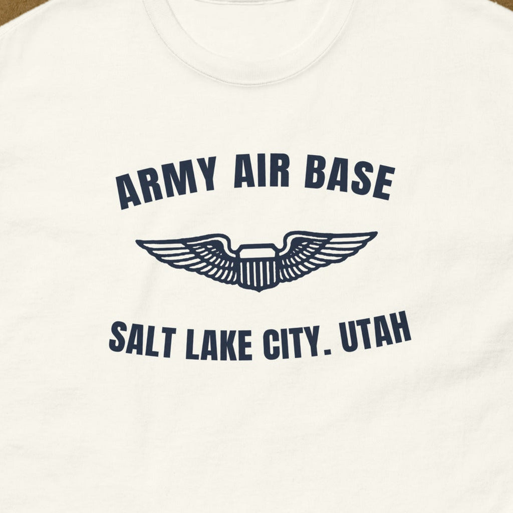 T-shirt blanc imprimé Army Air Base Salt Lake City, Utah, aux ailes de pilote, reproduction WW2, gros plan du marquage