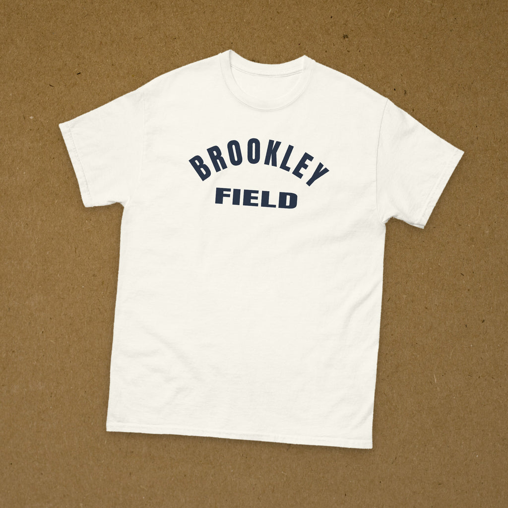 T-shirt blanc imprimé Brookley Field, lettrage seul sans emblème, reproduction WW2, à plat sur fond kraft