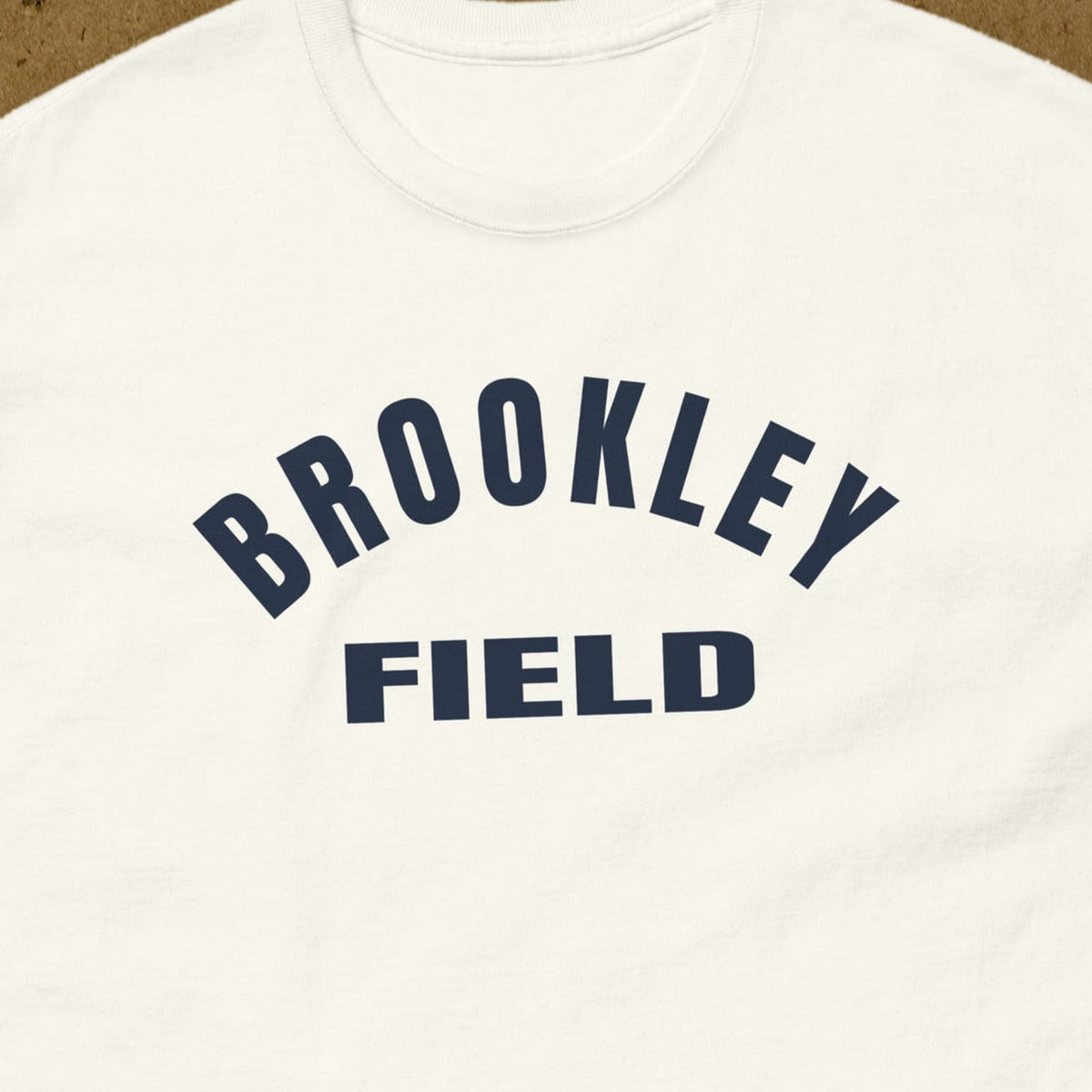 T-shirt blanc imprimé Brookley Field, lettrage seul sans emblème, reproduction WW2, gros plan du marquage