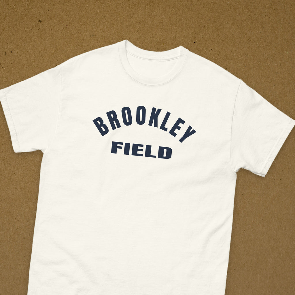 T-shirt blanc imprimé Brookley Field, lettrage seul sans emblème, reproduction WW2, vue rapprochée