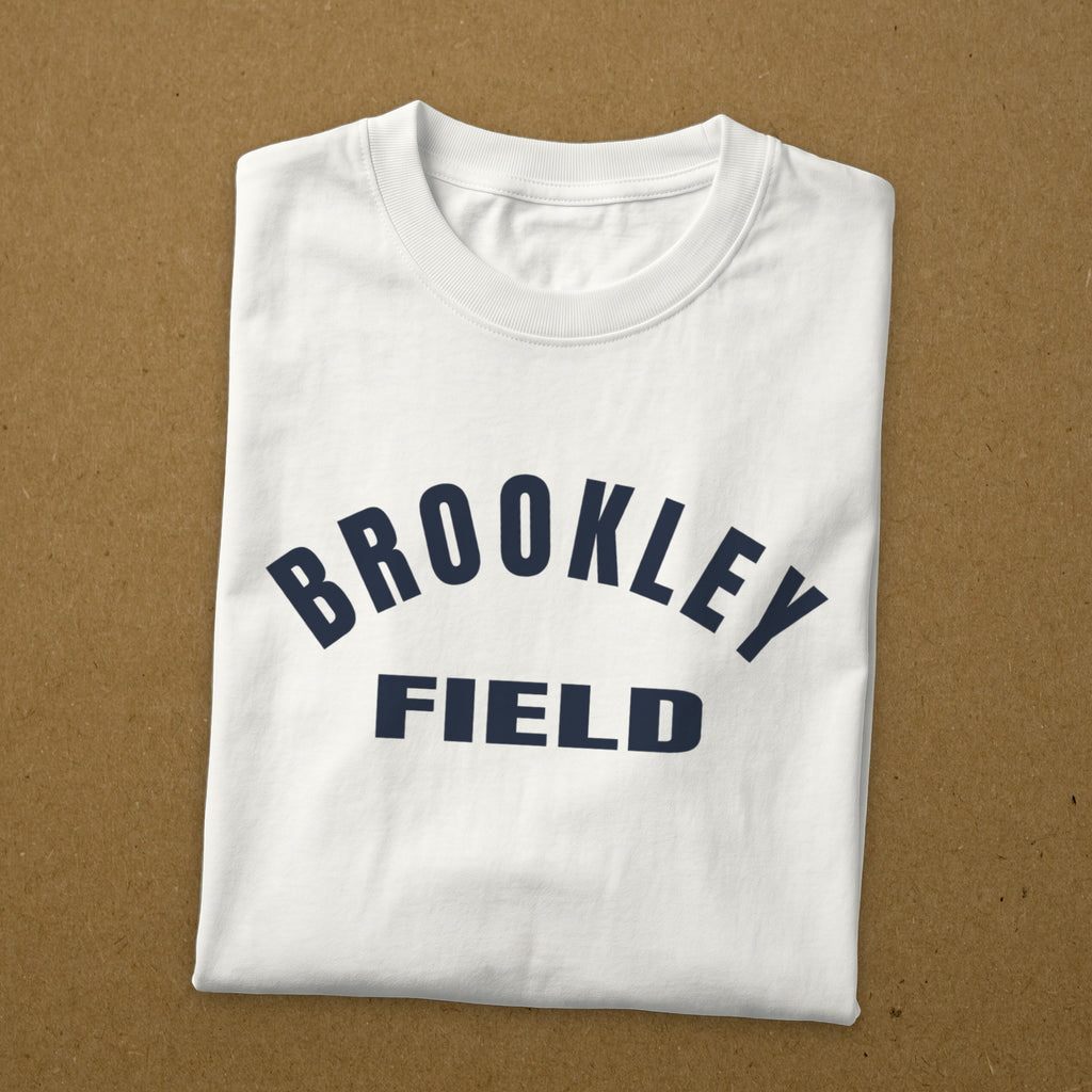 T-shirt blanc imprimé Brookley Field, lettrage seul sans emblème, reproduction WW2, t-shirt plié