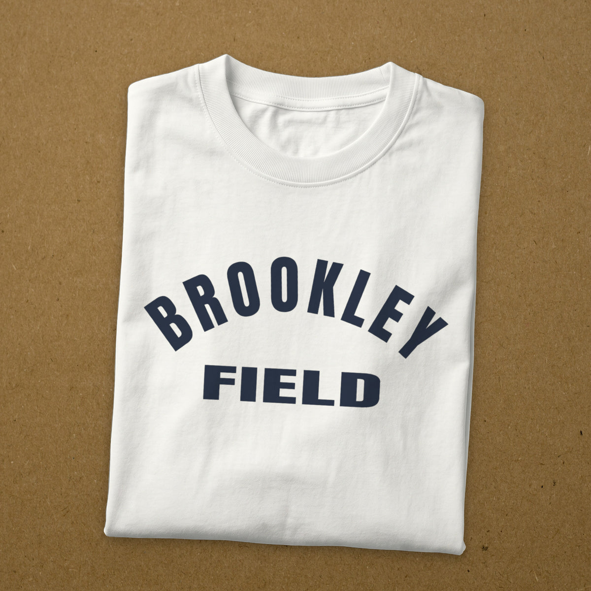 T-shirt blanc imprimé Brookley Field, lettrage seul sans emblème, reproduction WW2, t-shirt plié