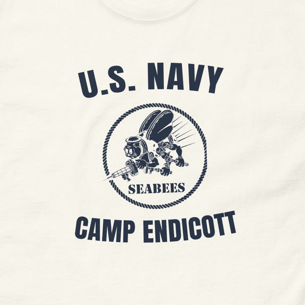 T-shirt blanc imprimé U.S. NAVY Seabees Camp Endicott à l'abeille armée, reproduction WW2, gros plan du marquage