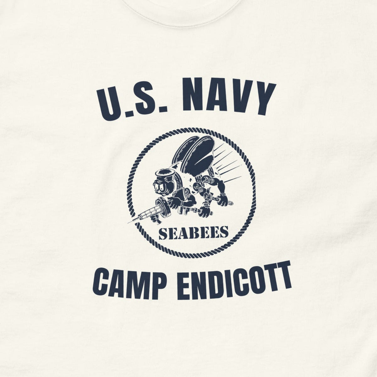 T-shirt blanc imprimé U.S. NAVY Seabees Camp Endicott à l'abeille armée, reproduction WW2, gros plan du marquage