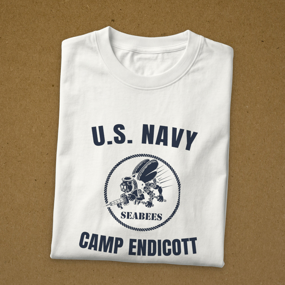 T-shirt blanc imprimé U.S. NAVY Seabees Camp Endicott à l'abeille armée, reproduction WW2, t-shirt plié