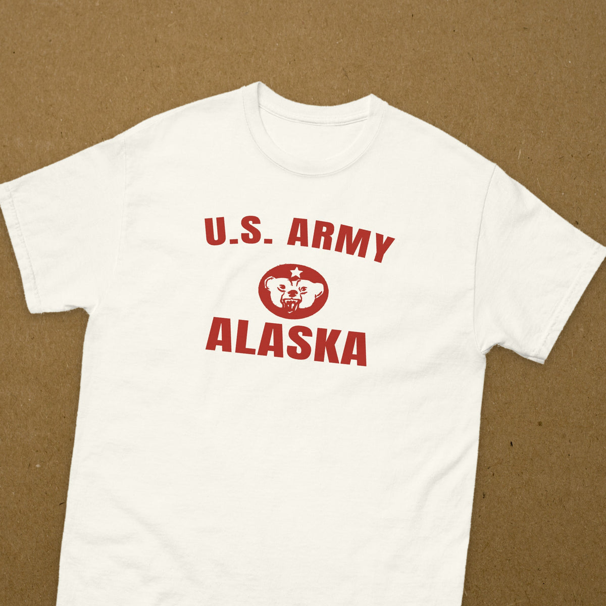 T-shirt blanc imprimé en rouge U.S. ARMY Alaska à la tête d'ours polaire, reproduction WW2, vue rapprochée