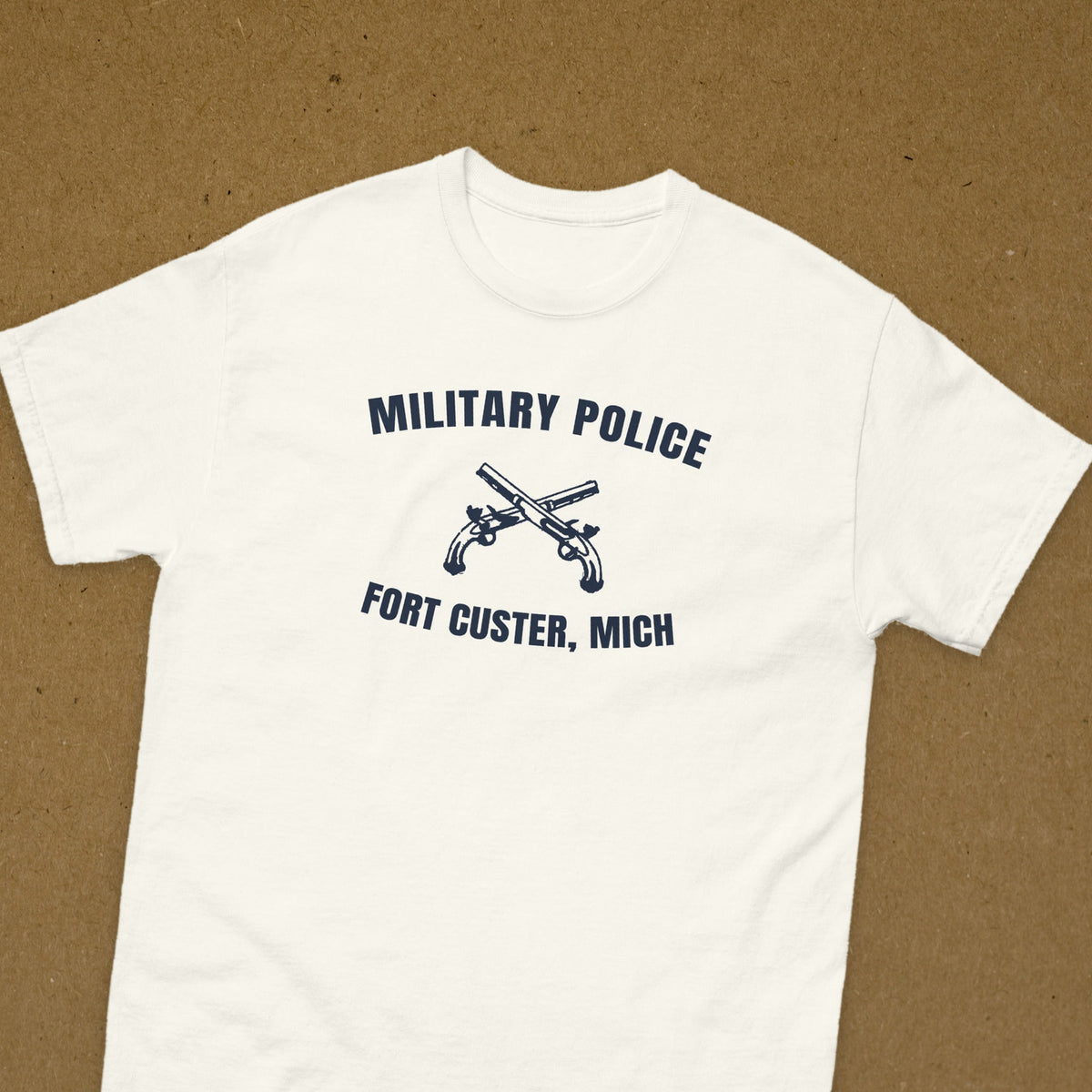 T-shirt blanc imprimé Military Police Fort Custer, Michigan, aux pistolets croisés, reproduction WW2, vue rapprochée