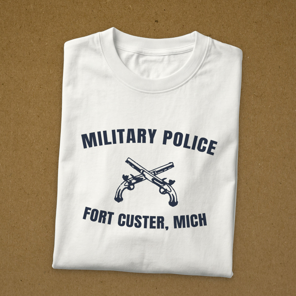 T-shirt blanc imprimé Military Police Fort Custer, Michigan, aux pistolets croisés, reproduction WW2, t-shirt plié