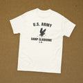 T-shirt blanc imprimé U.S. ARMY Camp Claiborne, Louisiane, à l'aigle, reproduction WW2, à plat sur fond kraft