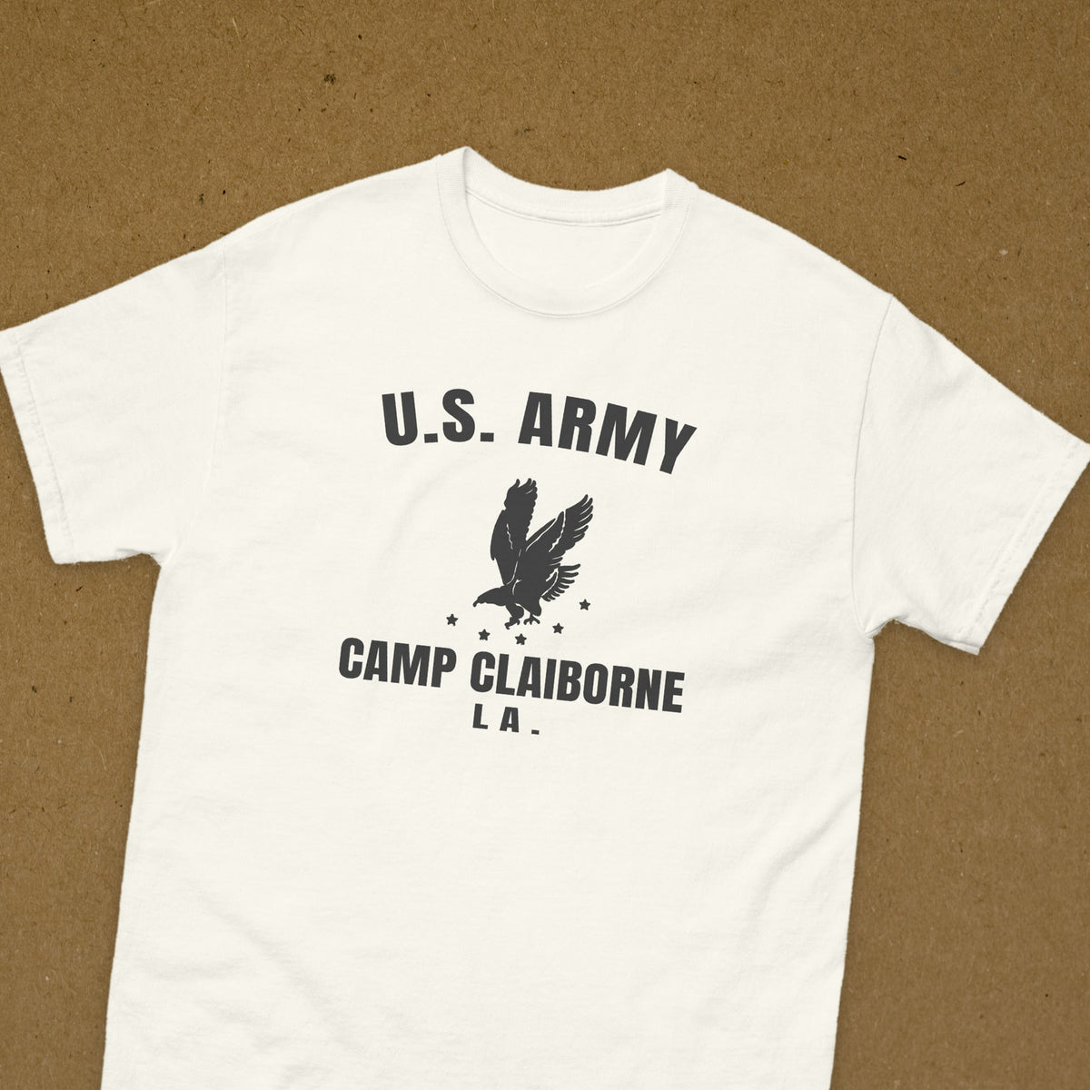T-shirt blanc imprimé U.S. ARMY Camp Claiborne, Louisiane, à l'aigle, reproduction WW2, vue rapprochée