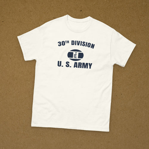 T-shirt blanc imprimé 30TH DIVISION U.S. ARMY au monogramme Old Hickory, reproduction WW2, à plat sur fond kraft