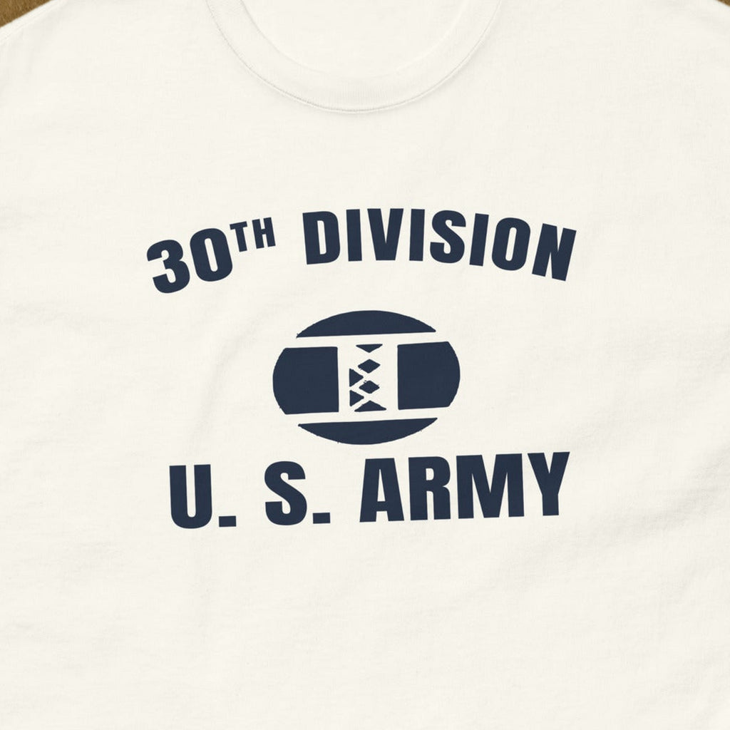 T-shirt blanc imprimé 30TH DIVISION U.S. ARMY au monogramme Old Hickory, reproduction WW2, gros plan du marquage