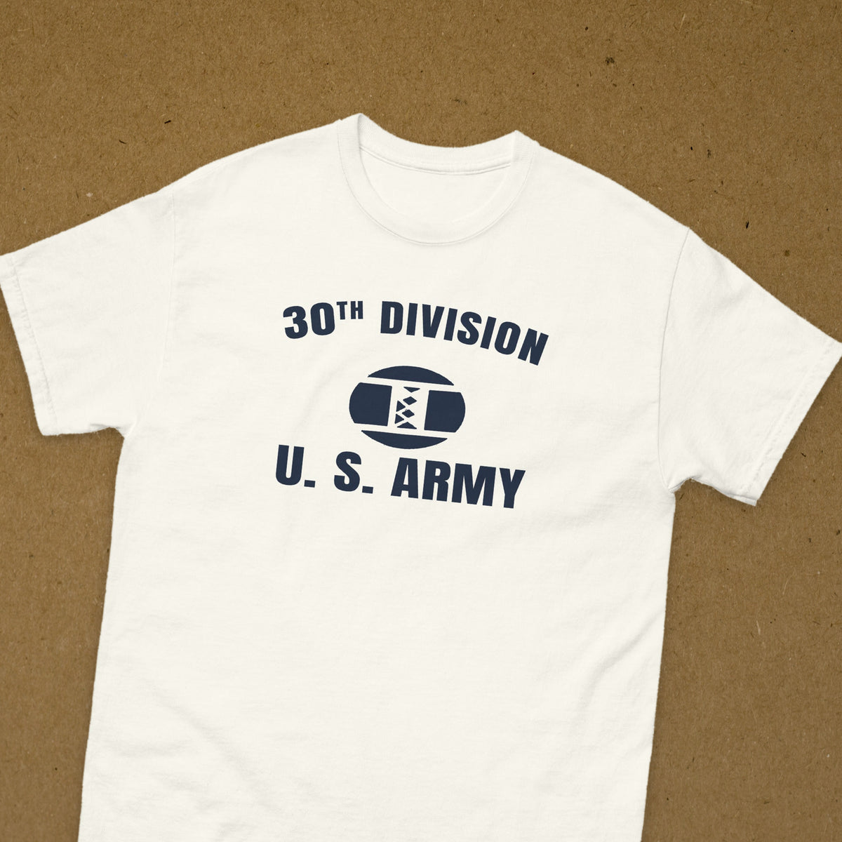T-shirt blanc imprimé 30TH DIVISION U.S. ARMY au monogramme Old Hickory, reproduction WW2, vue rapprochée