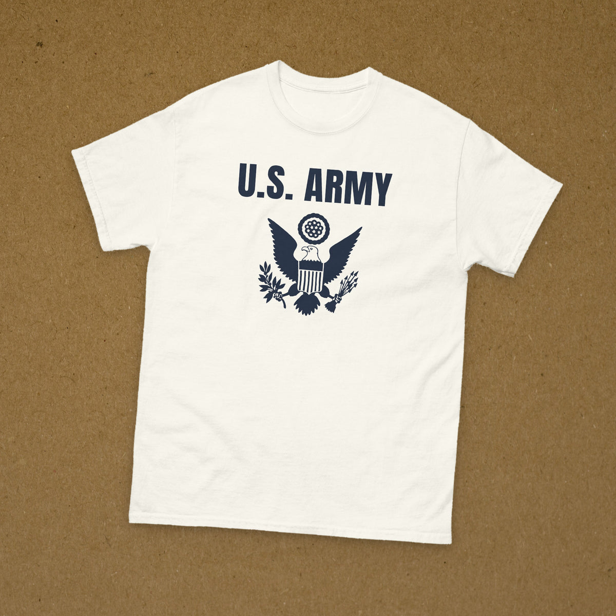 T-shirt blanc imprimé U.S. ARMY au grand sceau des États-Unis, reproduction WW2, à plat sur fond kraft