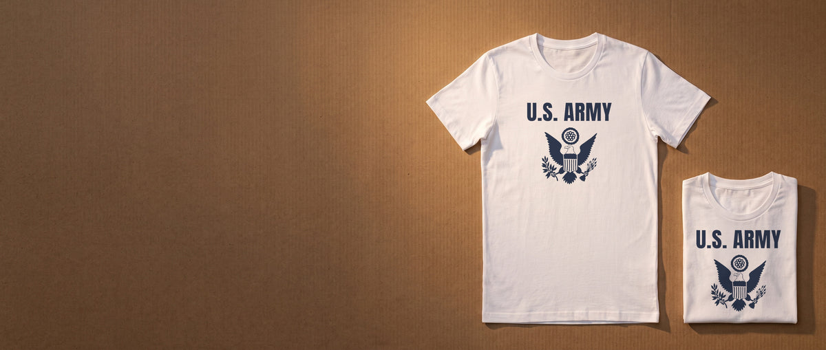 Deux t-shirts Red Ball Express U.S. Army Grand Sceau sur du papier kraft, l'un à plat, l'autre plié